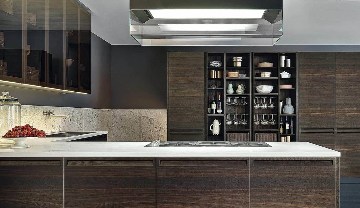 Contemporaine à souhait, avec ses lignes minimaliste, la cuisine Minimal laisse toutefois la parole à des finitions particulièrement adaptées à des intérieurs aux empreintes plus classiques. Une interprétation stylistique libre, portée par le charme des détails : les poignées incrustées, le module « bibliothèque », les meubles hauts, habillés de verre miroir, qui laisse entrevoir l'intérieur du rangement… ©Varenna distribué par RBC Design Store (Lyon 2ème)