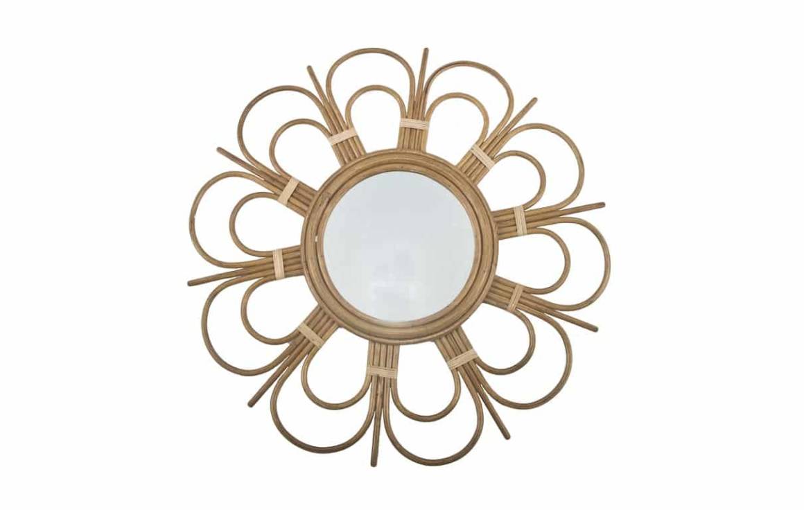 Daisy - Le miroir en rotin ajoute une touche vintage et exotique, sous couvert d'un motif floral. ©Bakker Made With Love