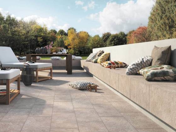 Le fabricant français Cérabati imite à la perfection le Quartz avec cette gamme éponyme. Cette série s'illustre par quatre teintes et deux formats (45 x 45 cm et 30 x 60 cm), au grain fin, grâce à une structure interne feuilletée, restituant parfaitement l'aspect de la pierre ardoisée. Ce relief maîtrisé apporte une nuance haute en relief pour agrémenter les plages de piscine, les terrasses, les banquettes ou encore les murets. ©Cérabati