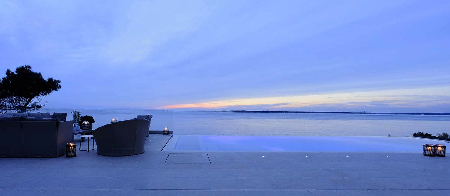 Vue panoramique sur la terrasse de la piscine miroir Réalisation Ikone® - Photographe Erick Saillet