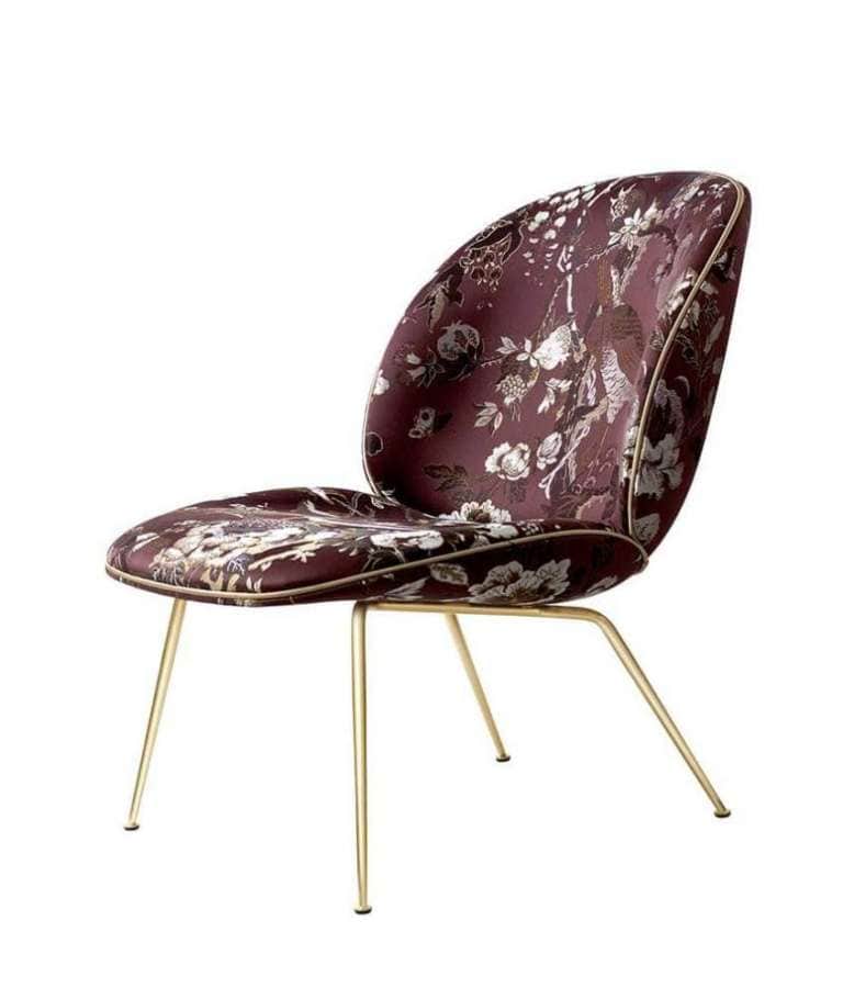 Gubi, Beetle Lounge Chair. Assise revêtue du tissu Jacquard Dedar Silkbird et piètement scarabée en laiton. Repose-pied disponible.