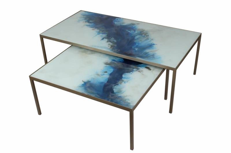 Tables basses Blue Mist Organic en verre peint à la main et cadre métallique. 4 dimensions. ©Notre Monde