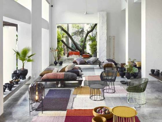 Collection Sala imaginée par Sebastian Herkner, comprenant une gamme de plaids, de tapis en laine, de coussins, d’objets en céramique et des meubles en acier et tissage synthétique pour l’extérieur. Ici, présentée à travers une exposition inspirée par la maison des architectes Guillermo Arias et Luis Cuartas : La Casa de las Aguas, située dans la ville colombienne de Honda et sur les photos d’Andrés Valbuena. ©Ames