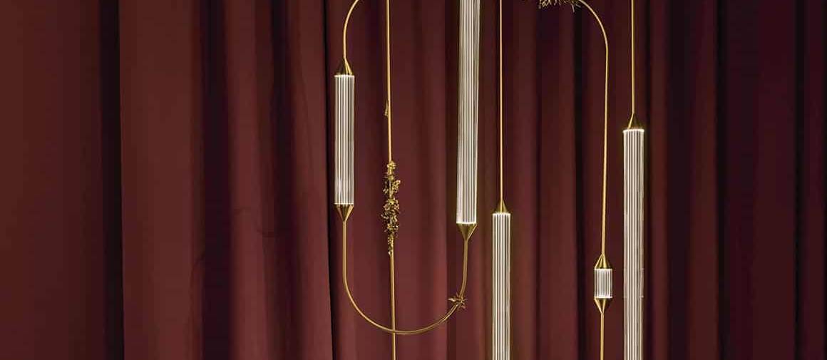 Suspension Vines & Lichens, avec un tissage de lignes et de vignes en laiton et des capsules lumineuses en verre borosilicate. Collection Cirque. Photo Nathalie Krag. ©Giopato & Coombes
