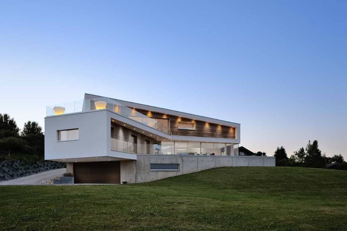 Imaginée comme une sculpture, cette réalisation se déroule, dans son geste architectural, comme un ruban, aussi bien à l’extérieur, qu’à l’intérieur.