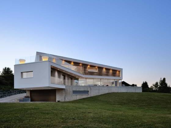 Imaginée comme une sculpture, cette réalisation se déroule, dans son geste architectural, comme un ruban, aussi bien à l’extérieur, qu’à l’intérieur.