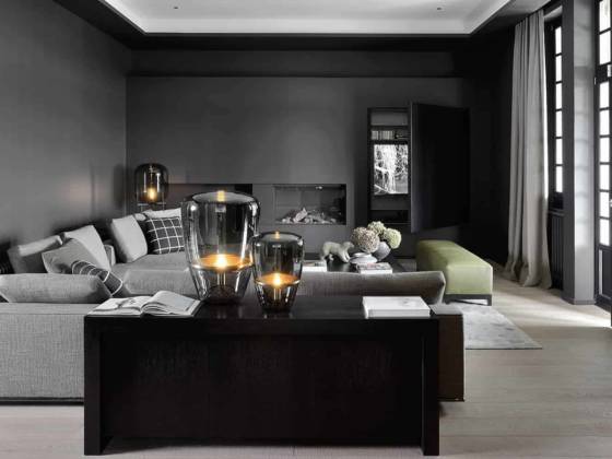 La boucle est bouclée ! Le salon décline le gris anthracite sur les murs et les baies vitrées, tandis qu’au plafond, en retrait, le blanc permet d’augmenter la hauteur. L’astuce réside dans ce tableau métallique cachant la télévision (intégration audiovisuelle réalisée par Home Cinema Systèmes). Canapés Minotti, chez Maison Home Design. Table basse et console designées par Rémi Tessier. Lampes Balloon de Brokis, choisies chez Maison Hand, comme le luminaire Oda de Pulpo.