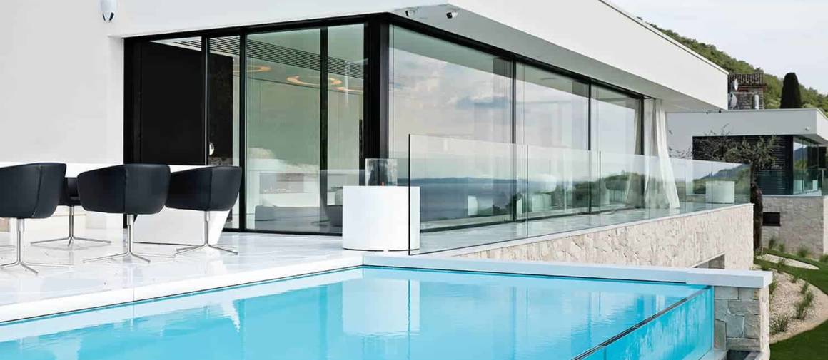 Plage de piscine réalisée en Hi-Macs® Alpine White, ainsi que l’îlot repas. Design Dreer-Graf GmbH. Photographe Melanie Gotschke
