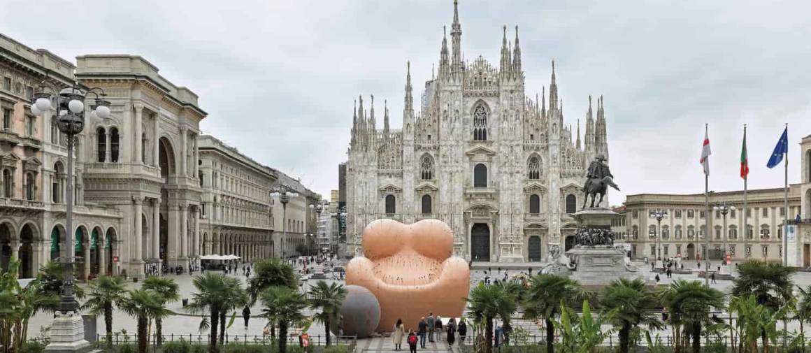 Maestà Soffrente de Gaetano Pesce Piazza Duomo Milano. ©B&B Italia