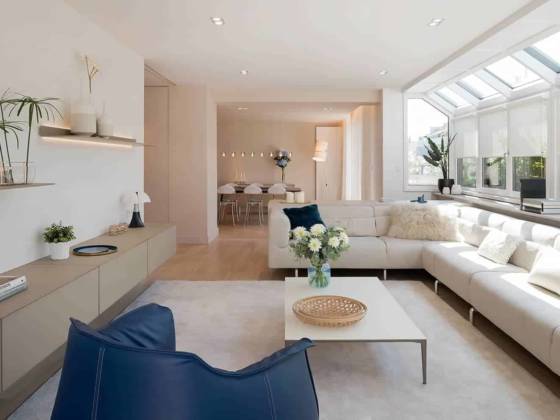 Enfilade murale, étagères Eos et table basse Tray (Rimadesio). Fauteuil Archibald (Poltrona Frau). Canapés Met/on off (Cassina), l’ensemble sélectionné chez RBC. Fleurs (Carré Fleurs Vaise).