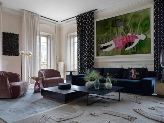 Ici, Claude Cartier a choisi de faire écho au canapé Augustin (Liaigre), en coordonnant la colorimétrie des rideaux Diamonds. Tapis Inventory (CC-Tapis). Tables basses Loren et Icaro (Baxter). Objet décoratif Stckd et lampe Torch Light (Dan Yeffet, Collection Particulière). Ensemble de poteries (Asiatides). Coussin Bowie (Lindell&Co). Œuvre de Françoise Pétrovitch, de la Série Étendu. Lavis d’encre sur papier 160 x 240 cm (Semiose Galerie).