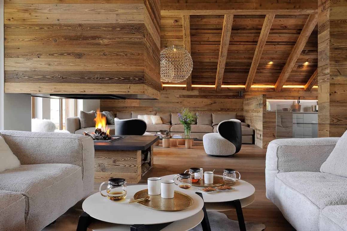 Décentrée, la cheminée crée le lien entre le salon de thé et le lounge. En deuxième plan, table basse Ishi (DePadova). Canapé d’angle (Poliform). Suspension G.r.a. (Terzani). Décentrée, la cheminée crée le lien entre le salon de thé et le lounge. En deuxième plan, table basse Ishi (DePadova). Canapé d’angle (Poliform). Suspension G.r.a. (Terzanirivée DOMODECO - Chalet Atelier Giffon 03