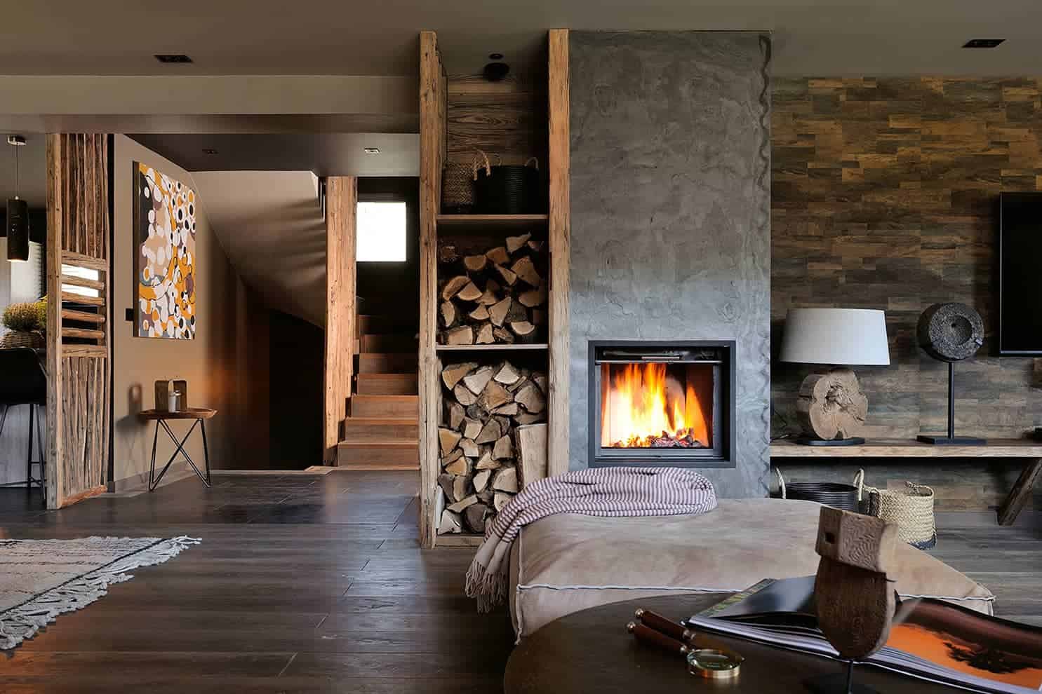 L’entrée principale donne directement accès aux pièces de vie généreuses. En enfilade, salon, salle à manger, cuisine et espace billard sont entièrement tournés vers la vue panoramique, reliée par la terrasse continue, à 180°.