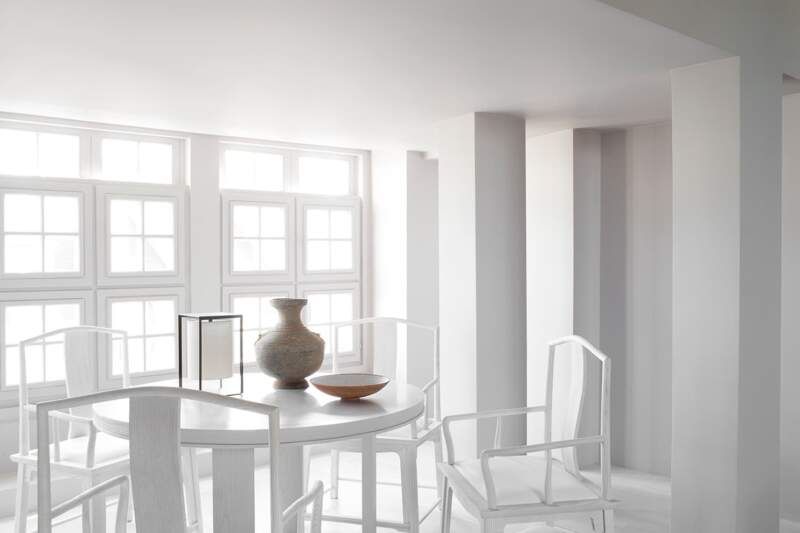 Aux lignes tendues du salon, des formes courbes et aériennes, en frêne brossé, prennent le relais dans la salle à manger