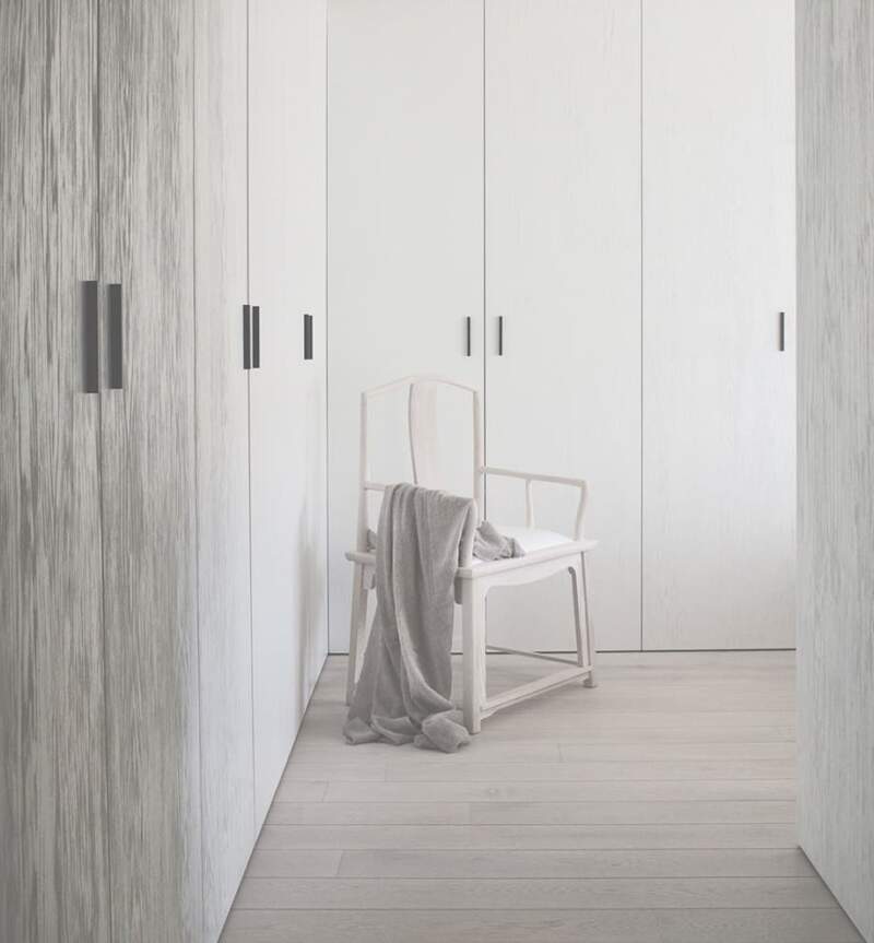 Avant de se blottir dans la chambre, un parterre de frêne et de chêne brossé ouvre la voie