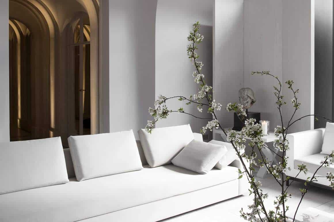 Dans la pureté d'un coloris "craie", le salon s'inscrit dans les coubes d'une volumétrie et lignes tendues d'un mobilier cousus main