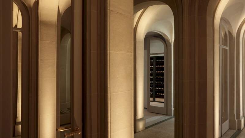 L'entrée s'inspire de l'Orangerie du Château de Versailles, avec sa galerie d'arches en pierres naturelles et ses miroirs encastrés