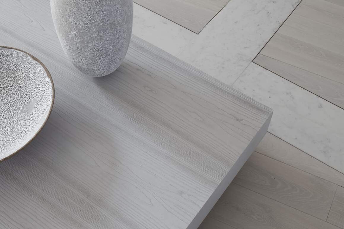 Le calepinage du sol a été dessiné et réalisé selon un plan minutieux où s'entrecroisent les lignes du marbre et le parquet en chêne brossé