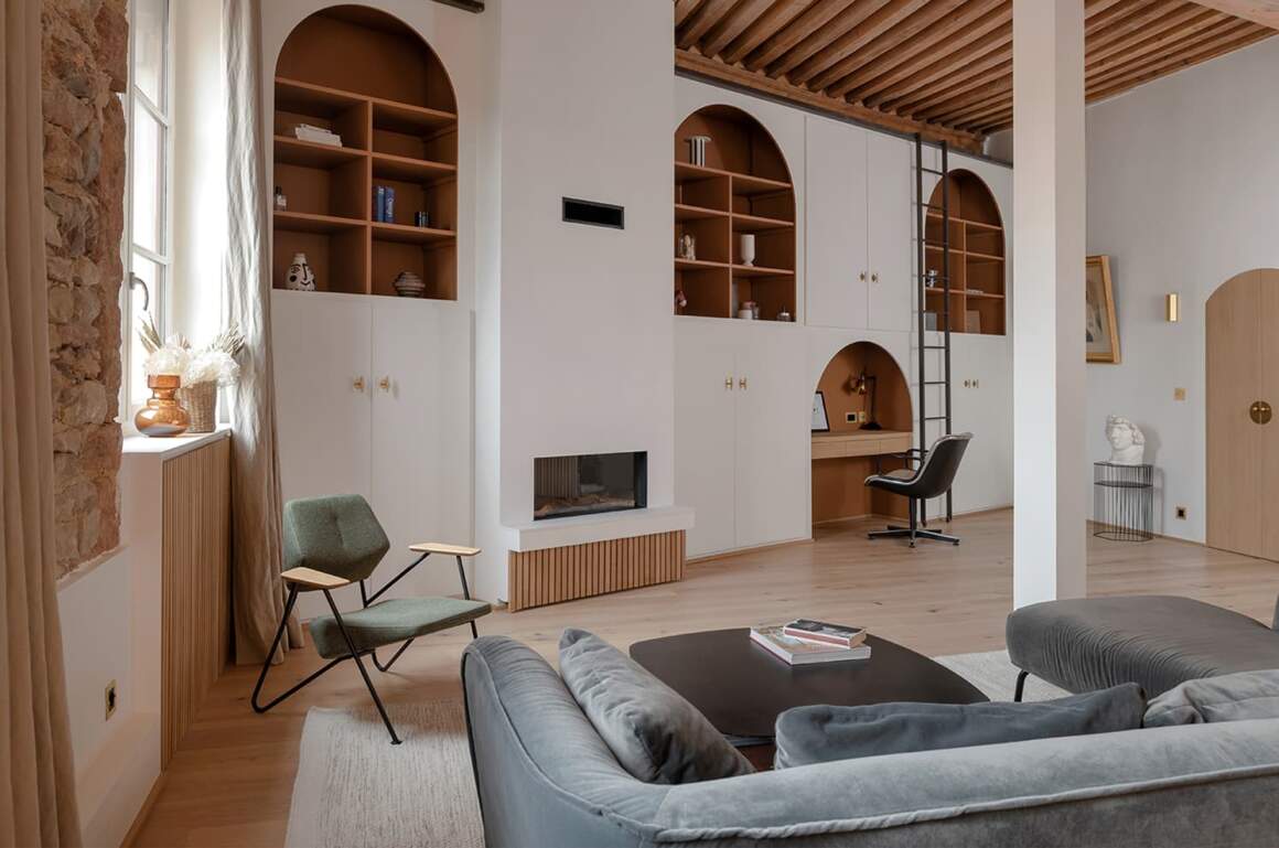 La pièce de vie principale s’adapte à la forme architecturale parallélépipédique