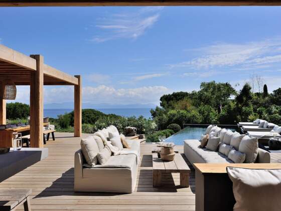 Villa contemporaine surblombant le golfe de Saint-Tropez