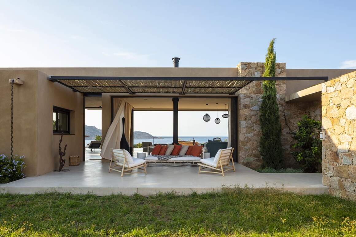 Traversante, la villa imaginée par l’architecte Philippe Charbonneau et l’architecte d’intérieur Constance Berthier (en collaboration avec My Home Design:Atelier Germain) redonne du sens au concept d’art de vivre in et out