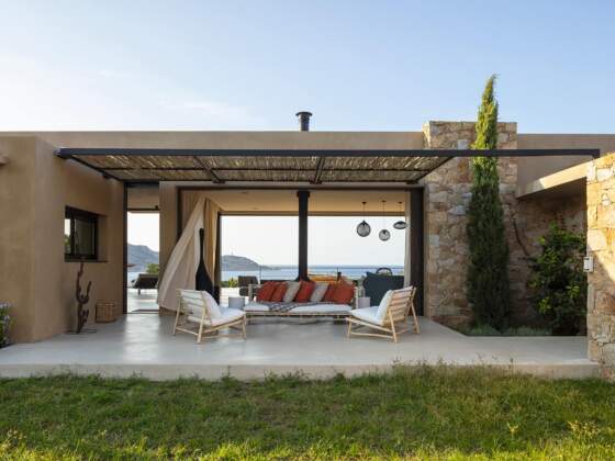 Traversante, la villa imaginée par l’architecte Philippe Charbonneau et l’architecte d’intérieur Constance Berthier (en collaboration avec My Home Design:Atelier Germain) redonne du sens au concept d’art de vivre in et out