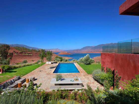 Reprenant les couleurs naturelles environnantes incandescentes et ocre, la villa joue sur les contrastes