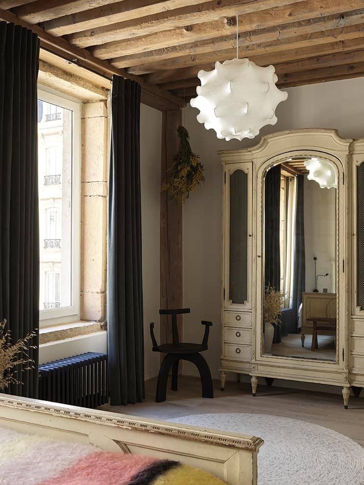 Le boudoir parental, au rez-de-chaussée, renoue avec l’enfance de Margaux Lally matérialisée par l’armoire et le lit XIXe siècle hérités de ses grands-parents