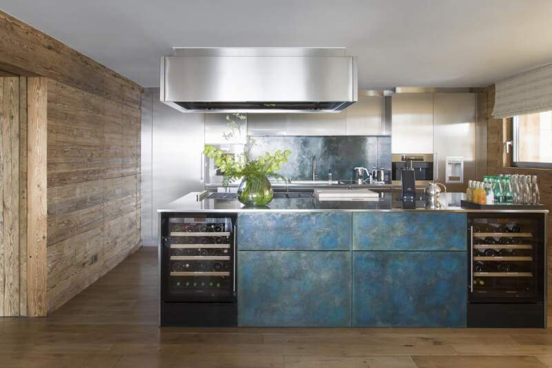 La cuisine est dominée par un vaste îlot, dont les tiroirs sont ornés avec une laque décorative par Pierre Bonnefille