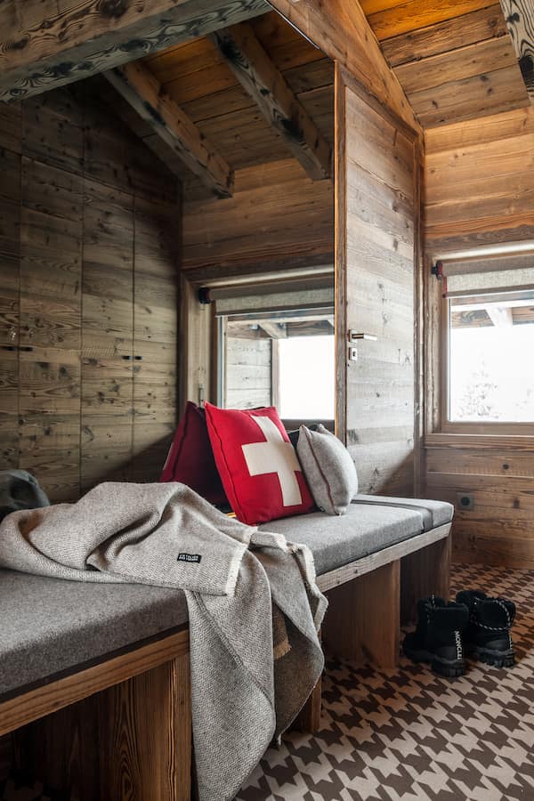 Taillé sur-mesure, le skiroom pose les jalons d’un monde texturé, ici, travaillé en laine Arpin par L’Atelier des Frères, jusqu’au sol en revêtement résilient (Forbo)
