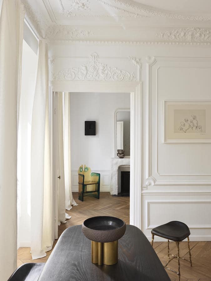 Chaise en résine unique Nobody’s Perfect de Gaetano Pesce. Au-dessus, œuvre en bois brûlé d’Edgar Sarin. Sur la droite, lithographie Vanité d’Alexander Calder