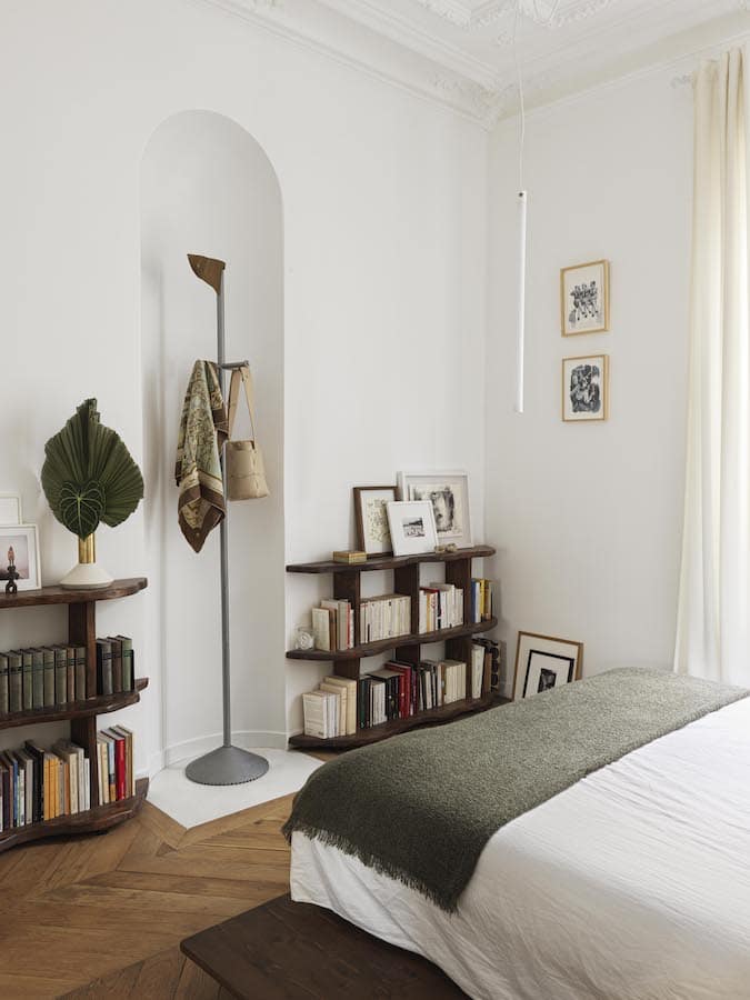 Le lit minimal s’inscrit dans un univers proche de l’appartement de Donald Judd, à New York. À la place de l’ancien poêle, le portemanteau-lampadaire Roi Egon Groat de 1985, signé Philippe Starck (Galerie Bourdet)