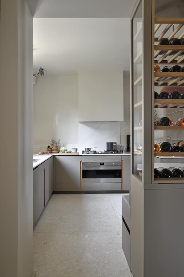 En enfilade, la cuisine a été entièrement créée en lieu et place du garage, avec des façades en FénixTM coloris Ottawa, reprenant la teinte gris-brun des huisseries