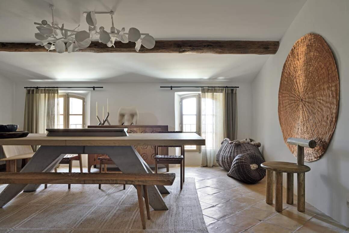 Salle à manger avec suspension (Olga Engel). Table (Jimmy Delatour). Banc (Soha). Chaise (Olga Engel). Disque en cuivre (Perrine Rousseau). Au sol, sculptures JH 021 (Joe Hogan). Tapis (Atelier Tortil). Rideaux (Bisson Bruneel)