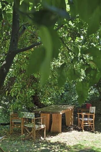 Situé dans les pentes de Gassin, à quelques pas, le jardin en restanque. Table (Denis Milovanov). Chaises revêtues de la collection textile outdoor (Dedar)