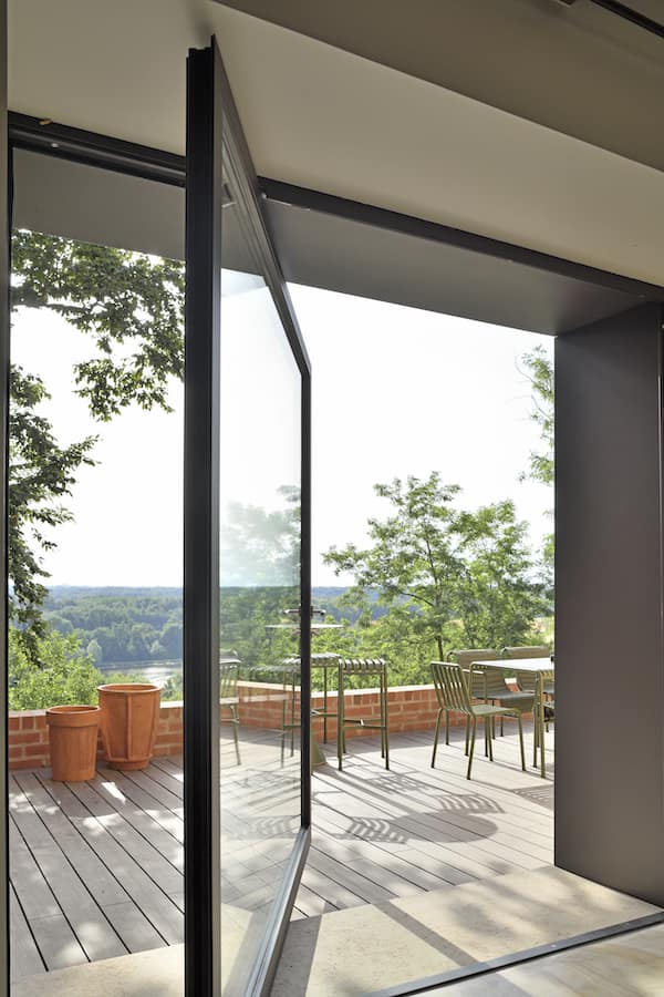 Boîte contemporaine reliant le petit salon à la terrasse, dessinée par l’architecte Brice Binachon – Agence Bitibi