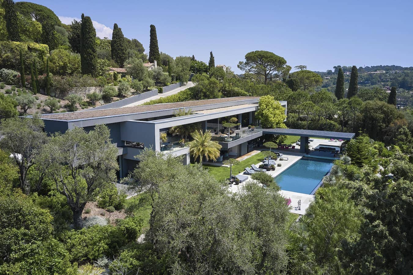À ﬂanc de colline, cette villa dessinée par Muriel Ughetto épouse le paysage et la ligne d’horizon méditerranéenne. Naît une synergie étroite entre les volumes intérieurs, le jardin paysagé et les terrasses végétalisées