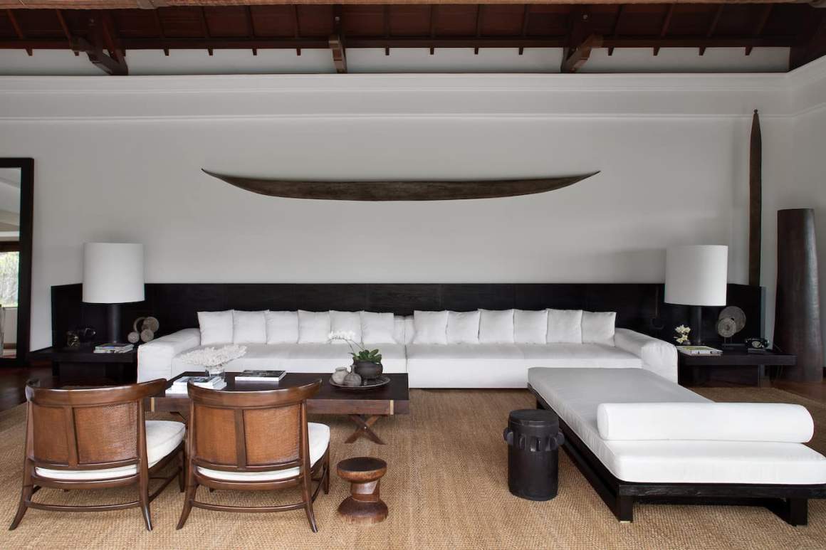 Canapé contemporain « NeoWall », Living Divani. Daybed et à la table basse dessinés par Stéphane Parmentier. Fauteuils de John Lubberts et Lambert Mulder (Galerie Glo Miami), années 1950, en bois et rotin