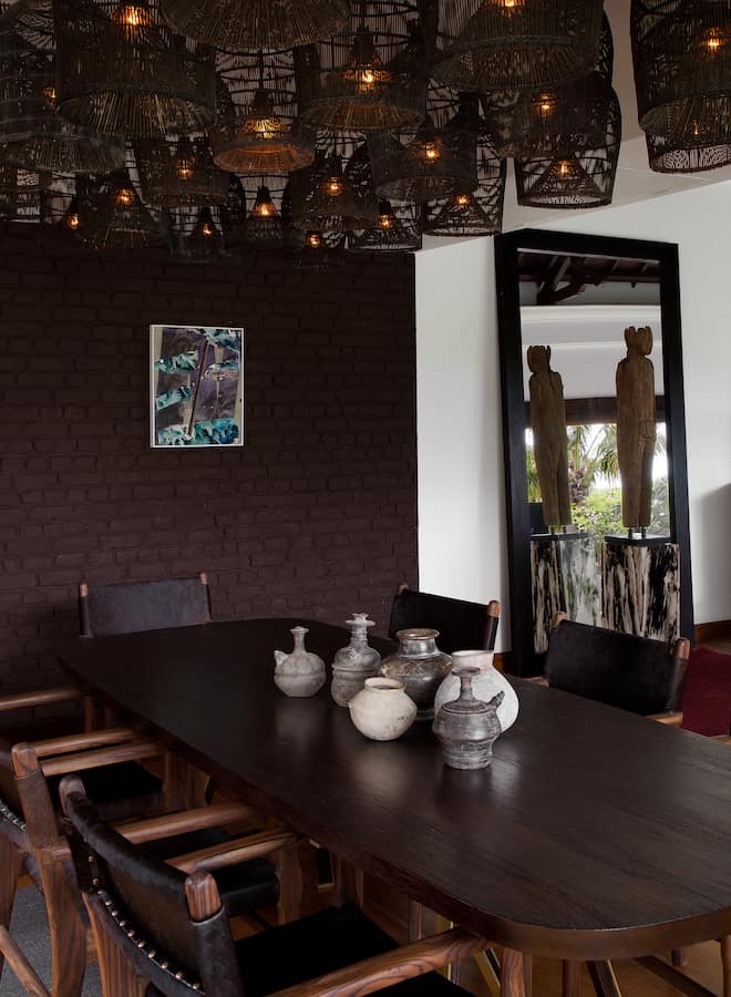 Cinquante nasses originelles de pêcheurs, chinées à Bali et transformées en lanternes, créent du mouvement. Œuvre de Letha Wilson (Galerie Christophe Gaillard). Chaises en cuir et bois et céramiques de Bali