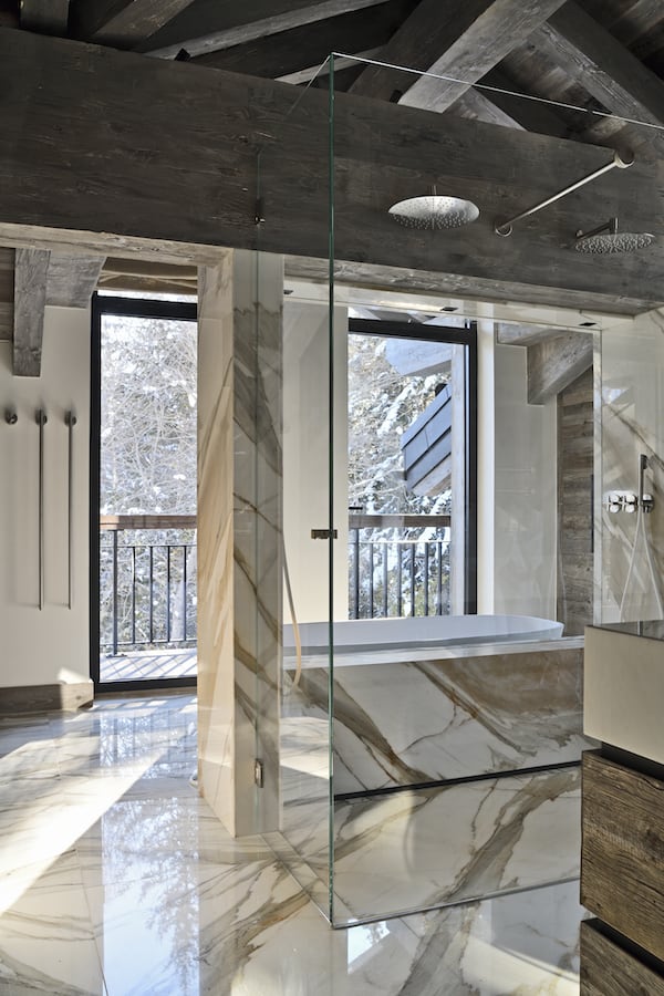 À gauche et ci-contre Nichée sous faîtage, la master suite éclaire sa vision bien-être avec cette salle de bains taillée dans le marbre naturel. Un travail d’orfèvre, sculpté par la marbrerie Scalbert