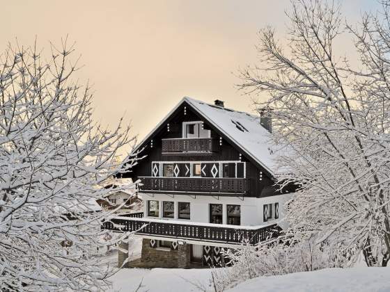 Ce chalet datant de 1939 est le témoin de la naissance d’une station, Megève, façonnée par Henry Jacques Le Même, mais également d’un procédé constructif bouleversant l’art de vivre à la montagne