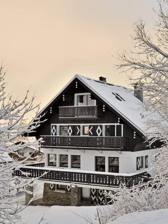 Ce chalet datant de 1939 est le témoin de la naissance d’une station, Megève, façonnée par Henry Jacques Le Même, mais également d’un procédé constructif bouleversant l’art de vivre à la montagne