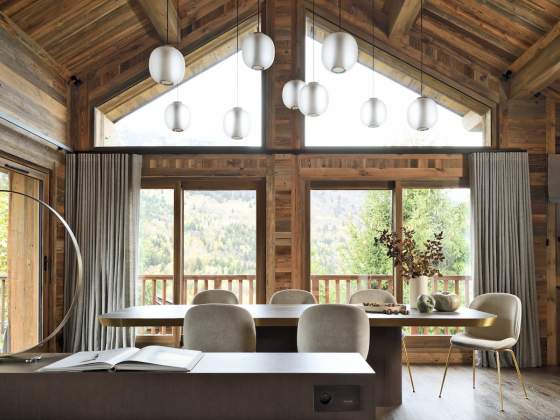 En premier plan, l’enfilade pensée par Maam Studio reprend le chêne teinté, avec appareillage Orsteel. Au-dessus, lampe Le Deun Luminaires. Lampe Atollo, Oluce. Éclairage architectural Wever&Ducré réalisé par Art et Luminaires