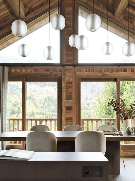 En premier plan, l’enfilade pensée par Maam Studio reprend le chêne teinté, avec appareillage Orsteel. Au-dessus, lampe Le Deun Luminaires. Lampe Atollo, Oluce. Éclairage architectural Wever&Ducré réalisé par Art et Luminaires