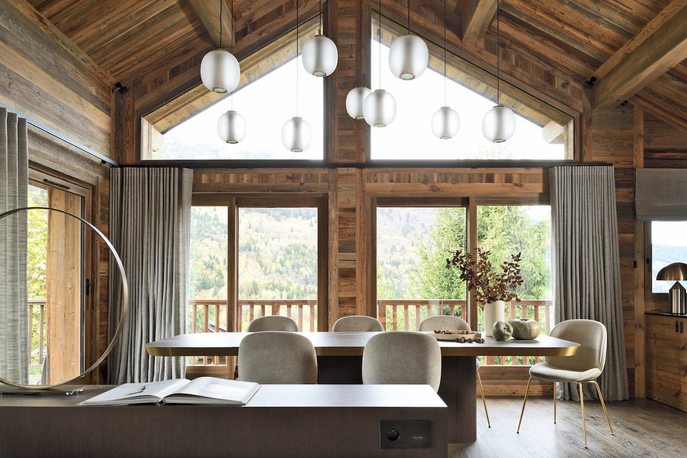 En premier plan, l’enfilade pensée par Maam Studio reprend le chêne teinté, avec appareillage Orsteel. Au-dessus, lampe Le Deun Luminaires. Lampe Atollo, Oluce. Éclairage architectural Wever&Ducré réalisé par Art et Luminaires