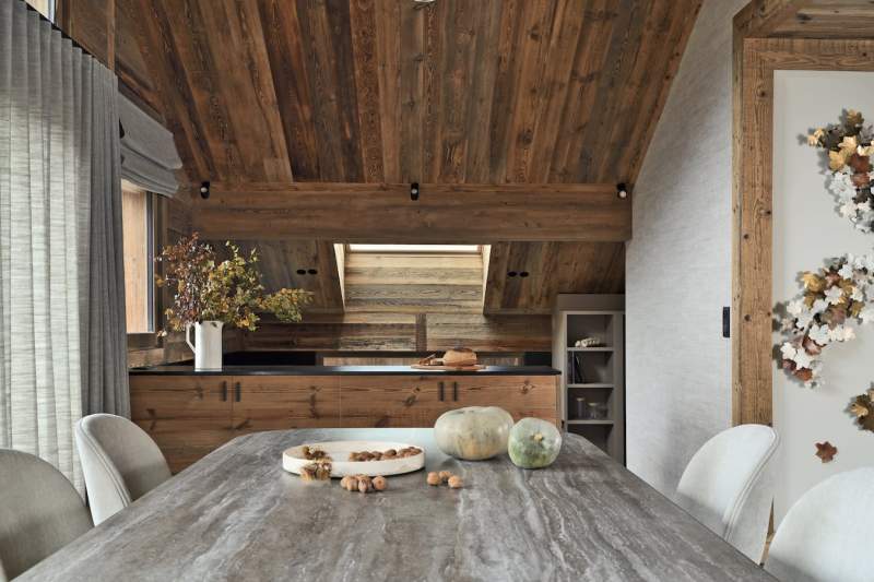 Fil conducteur entre le mobilier et la conception spatiale, le grès cérame aspect travertin gris bouchardé Geo (Inalco) que l’on retrouve sur la table dessinée par Maam Studio, tout comme le chêne teinté et le laiton