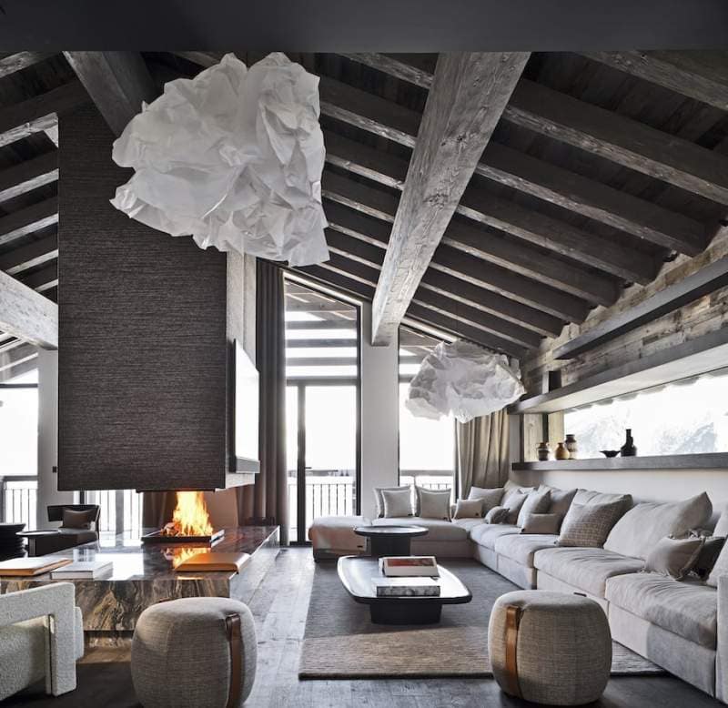 Ici, la confection textile, tenture murale et rideaux, réalisée par L’Atelier des Frères texture la scène, à l’instar du mobilier choisi chez Silvera. Canapé, Flexform. Table basse, Baxter. Poufs, Lema. Tapis, Édition 1.6.9