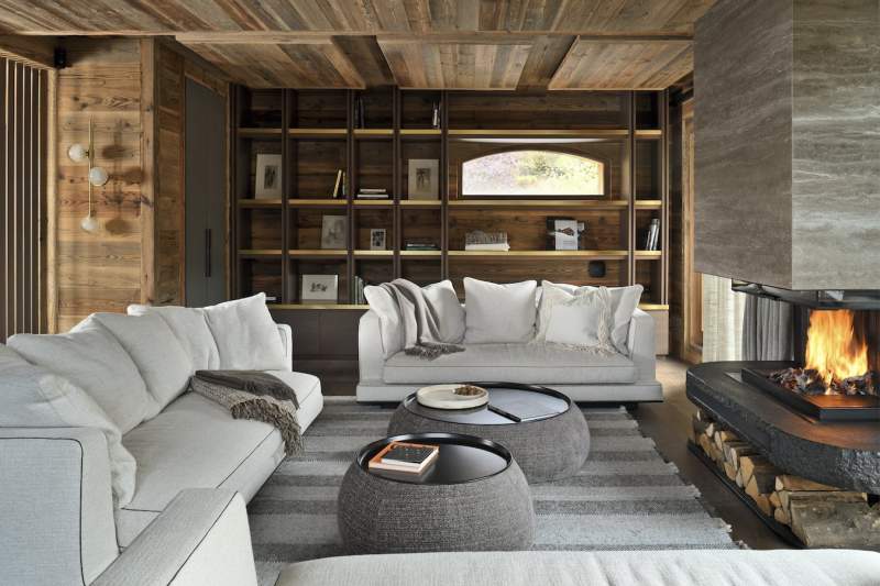 La bibliothèque rétroéclairée, signée Agata et réalisée par Lindera Signature, pose les jalons d’un agencement pointu au dessin et à la fonctionnalité maîtrisés. Applique en verre soufflé, Artìcolo. Plaids, Évolution21