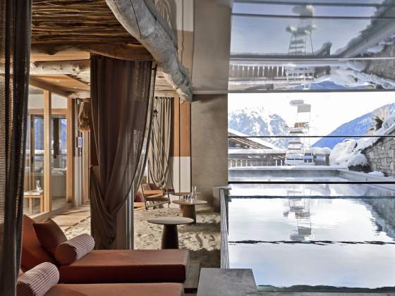 La piscine, chauffée par géothermie, ouvre le dialogue entre les saisons hivernale et estivale avec cette fenêtre à guillotine et un sol mobile sur la partie extérieure, empêchant les déperditions calorifiques