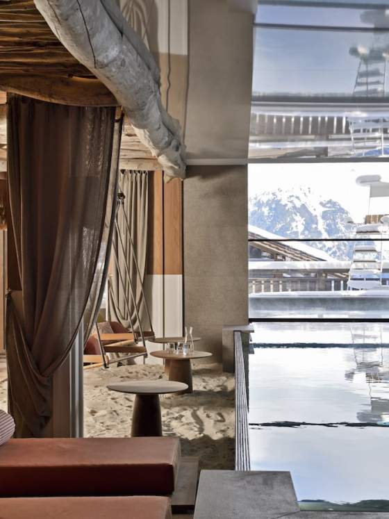 La piscine, chauffée par géothermie, ouvre le dialogue entre les saisons hivernale et estivale avec cette fenêtre à guillotine et un sol mobile sur la partie extérieure, empêchant les déperditions calorifiques